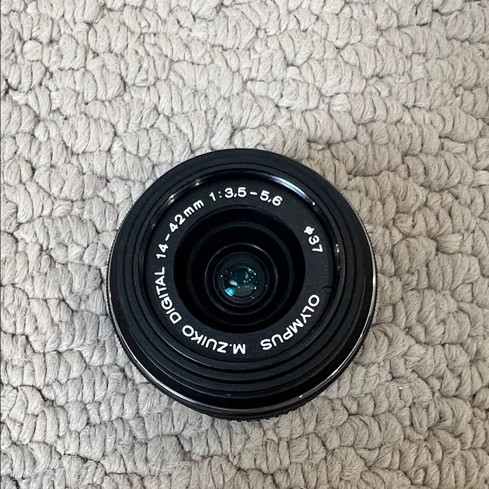 Olympus Black and Silver Camera Lens